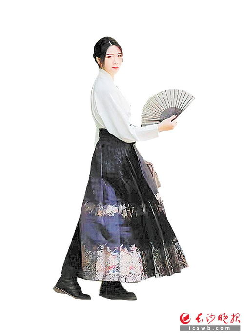 春节以来, 新中式 服饰成交额同比增长215 ,汉服品类成交额同比增长325